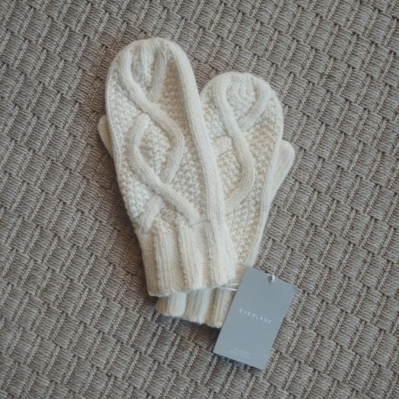 Everlane Accessories - BNWT Everlane Cable Mitten Cream Color OS